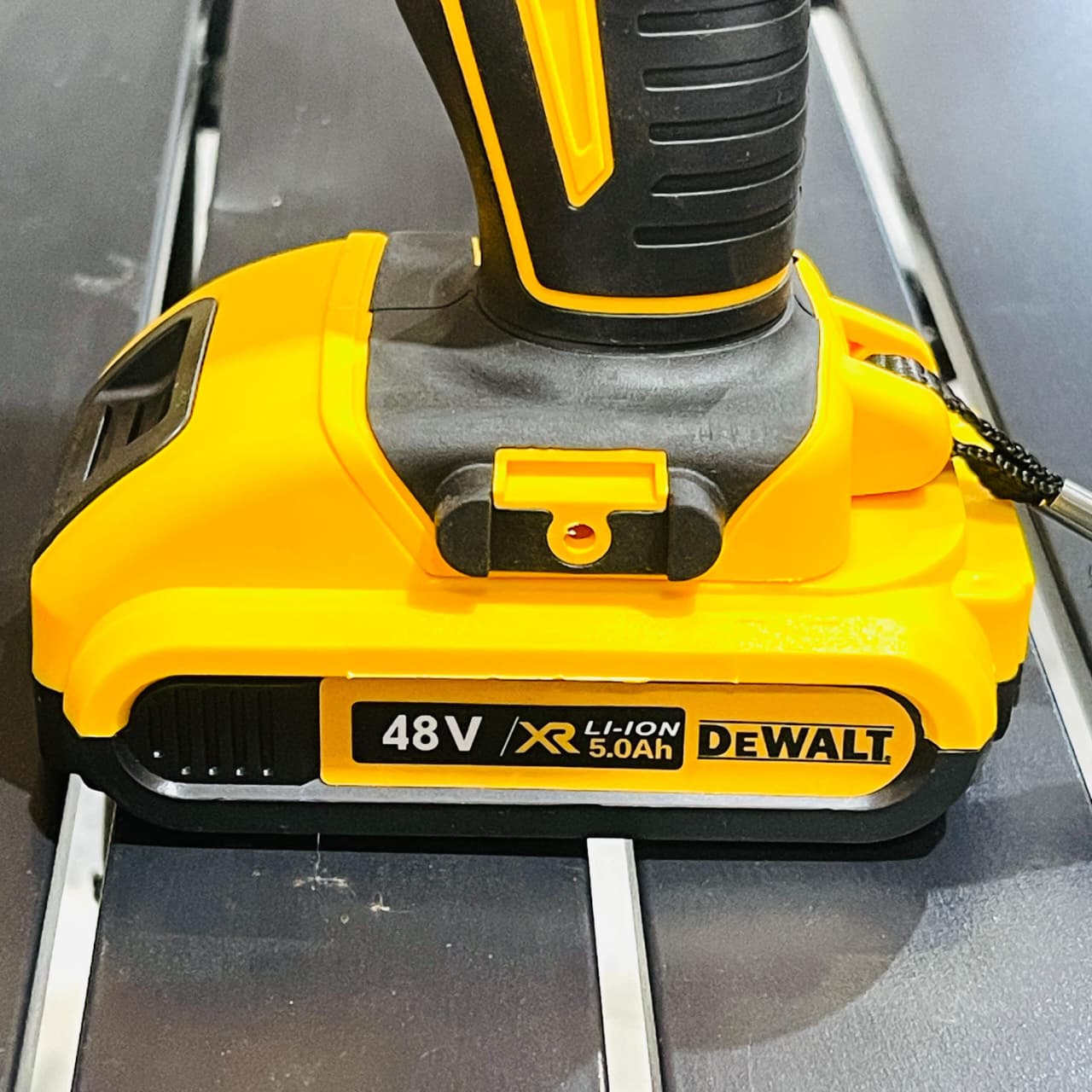 DeWALT Cordless Drill Machine Kit 30 PCS – 48V Dual Battery | Heavy Duty Tool Set in Pakistan (metal chack)